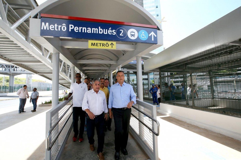 “As obras do metrô estão transformando Salvador e Lauro de Freitas”, diz Rui durante entregas