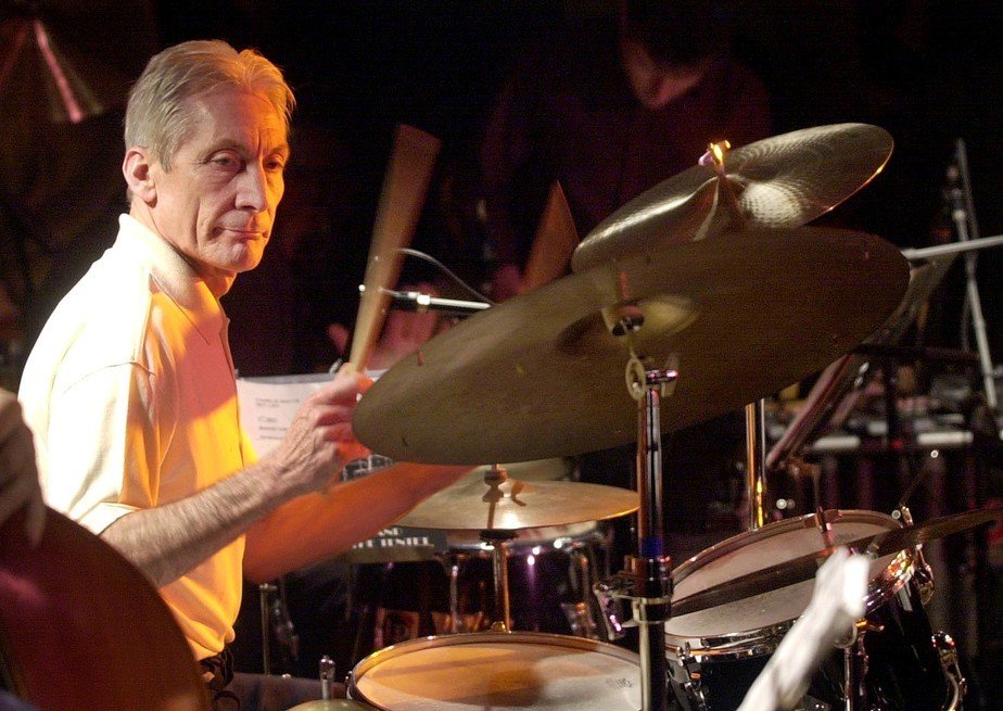 Morre aos 80 anos Charlie Watts, baterista do Rolling Stones