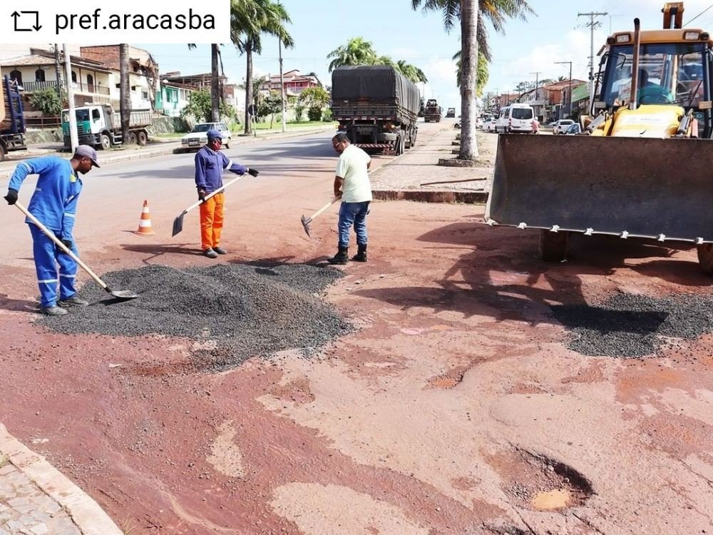 Araçás/BA – População cobra solução para buracos na zona urbana e rural, a Prefeitura improvisa e vira piada