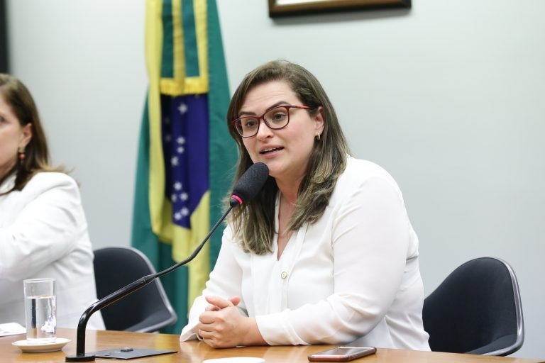Câmara aprova projeto de Marília Arraes (PT) sobre distribuição gratuita de absorventes em escolas públicas