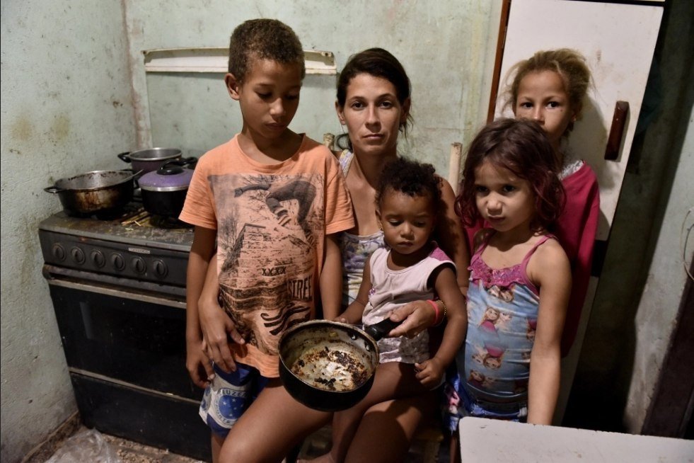 Fome - alimentos doados ou restos encontrados no lixo são a opção de muitos brasileiros