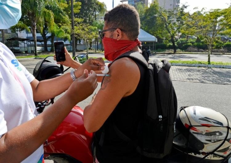 Covid-19: Bahia supera 80% da população adulta com primeira dose ou dose única da vacina