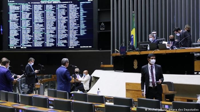 Texto base da reforma do IR é aprovado com redução da taxação de lucros de dividendos