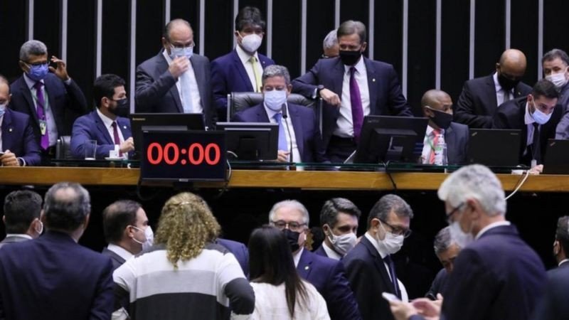 Com governo 'fraco', liberais preferem que Guedes abandone reformas