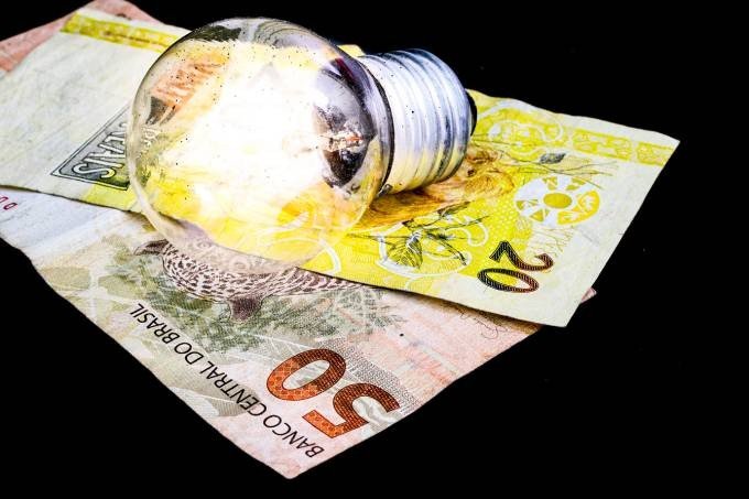 Consumidores buscam formas de economizar por conta do aumento da energia elétrica