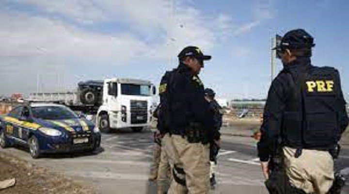 PRF desbloqueia rodovias ocupadas por caminhoneiros em oito estados