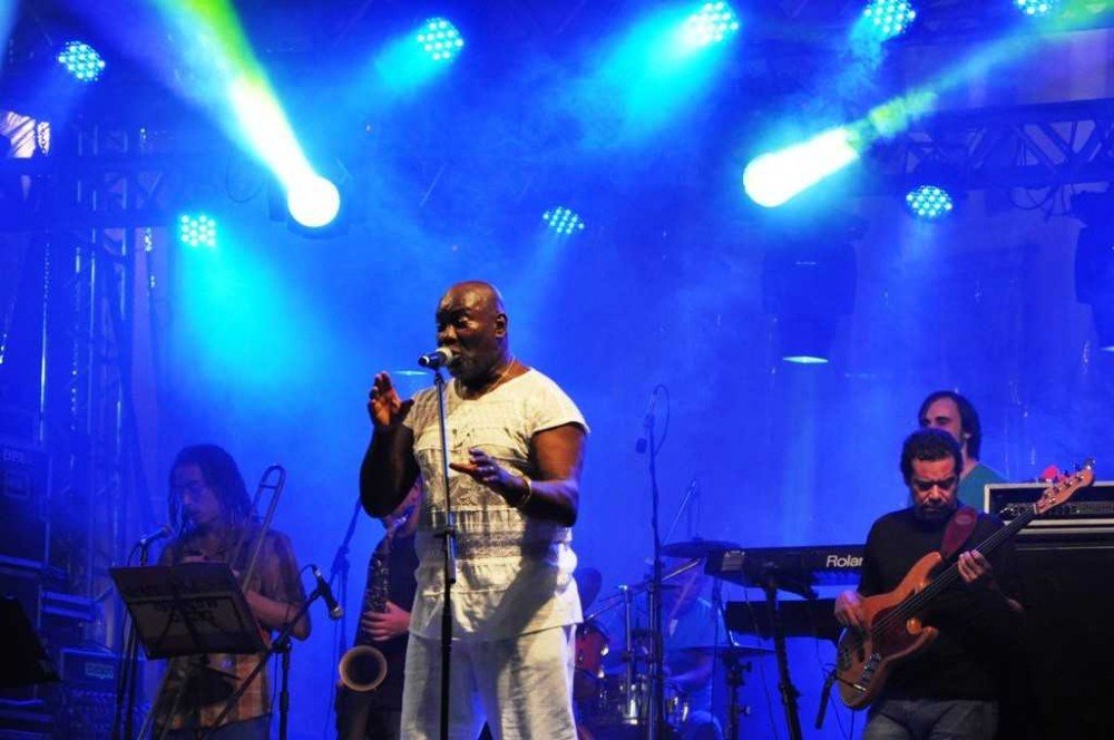 Show de Lazzo Matumbi e convidados abre Carnaval do Pelô