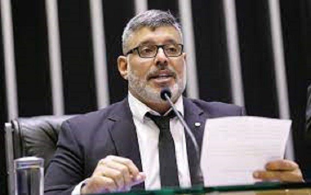 'Bolsonaro forjou a facada e aproveitou para tratar problema no intestino', diz Frota após assistir documentário sobre fakeada