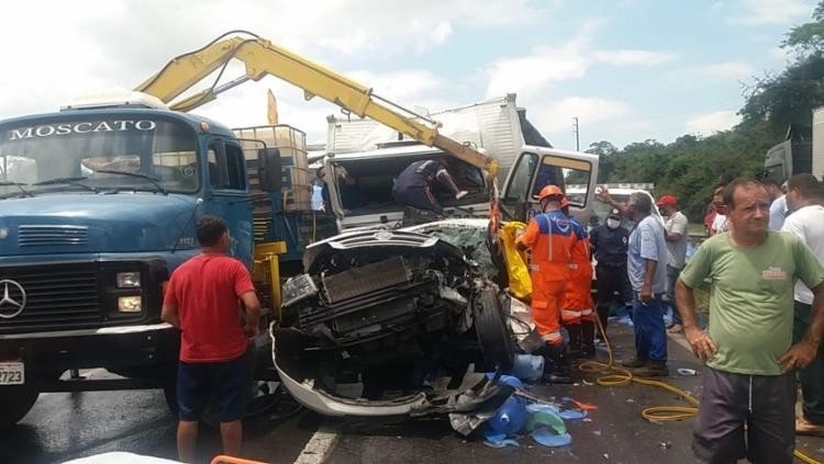 Batida entre quatro caminhões deixa feridos na BR-324