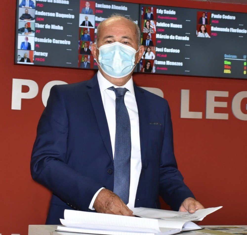 Posse do vereador Osmário Carneiro é realizada na câmara