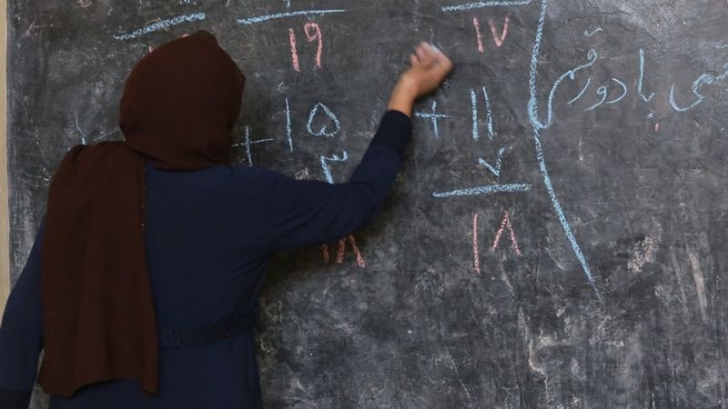Afeganistão exclui meninas em reabertura do ensino médio