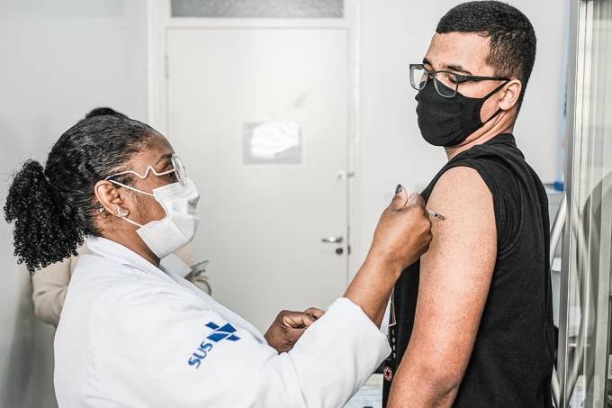 Brasil tem doses suficientes para vacinar toda a população ainda em 2021?