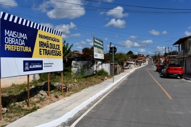 Prefeitura entrega 8 ruas pavimentadas na Irmã Dulce e praça requalificada no Estevão