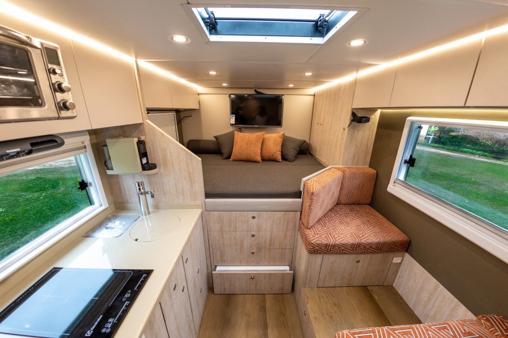 Motorhome de 6,90 m2 tem banheiro, sala de jantar, cozinha e quarto!