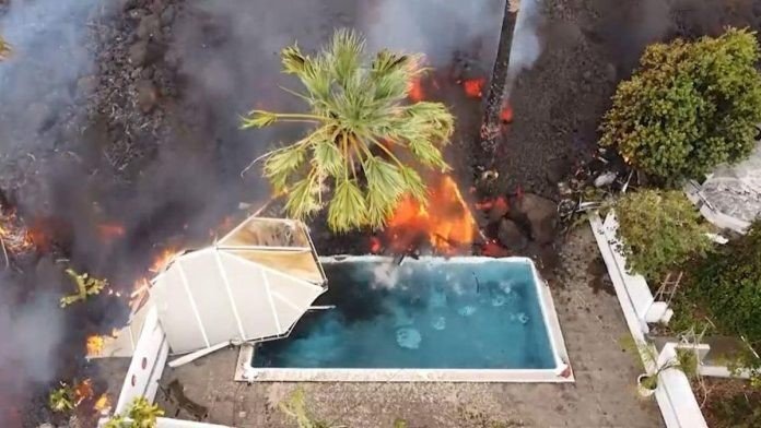 Lava do vulcão Cumbre Vieja engole casas e piscinas nas Ilhas Canárias