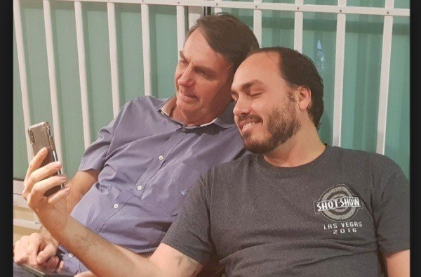 Com cerco fechando, Bolsonaro estuda saída radical para evitar prisão de Carlos