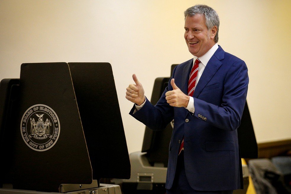 Prefeito de NY pede a Michelle que mande Bolsonaro se vacinar contra Covid