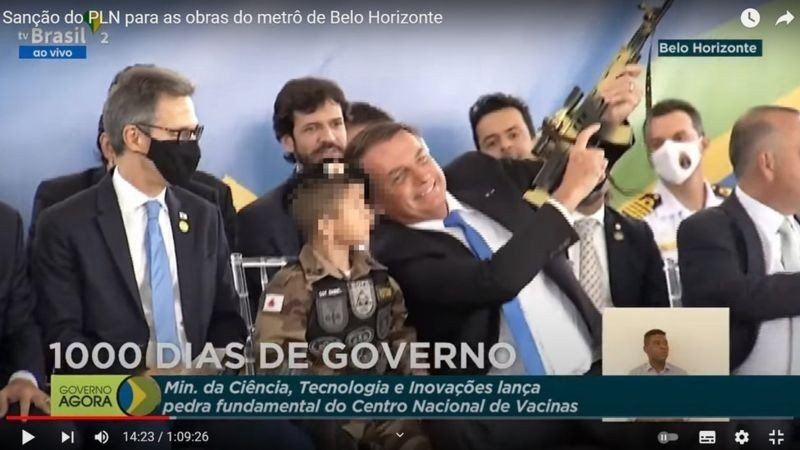 Exposição por Bolsonaro de criança com arma 'é retrocesso de 20 anos', diz membro de comitê da ONU