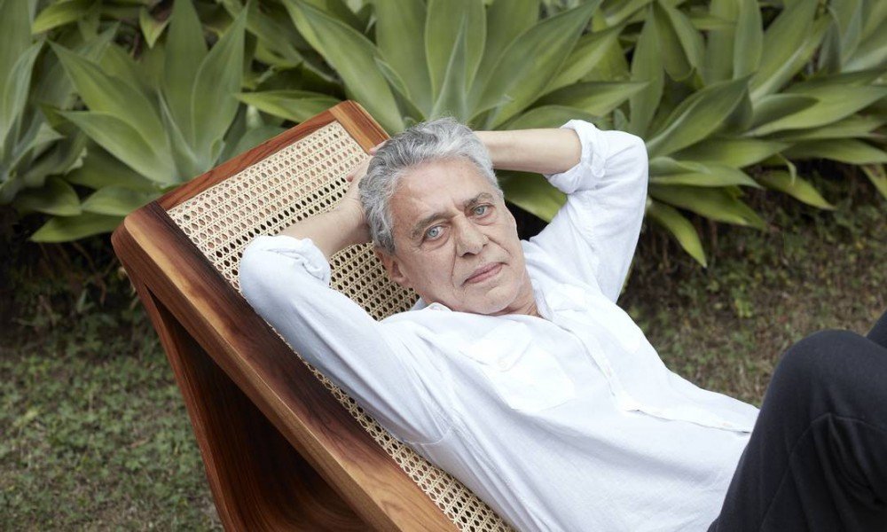 Chico Buarque lança primeiro livro de contos e mostra obra coesa ao retratar Brasil atual