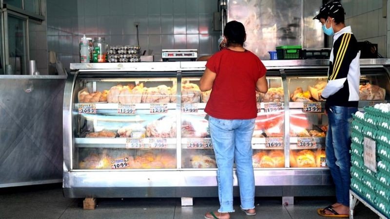 'Saga' de desempregada de 62 anos por carne acaba com 3 quilos de carcaça e pele por R$ 12