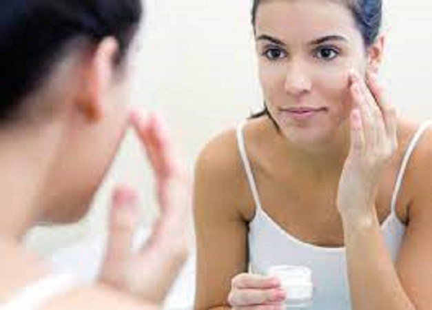 Cosméticos noturnos: confira o que usar para acordar se sentindo nova