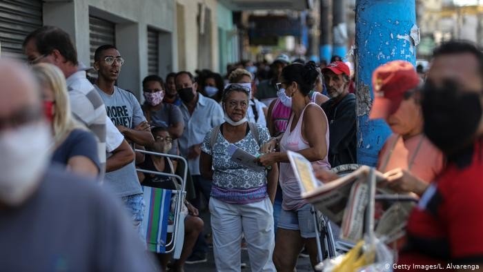 Quais são os efeitos econômicos e políticos de alterar o teto de gastos
