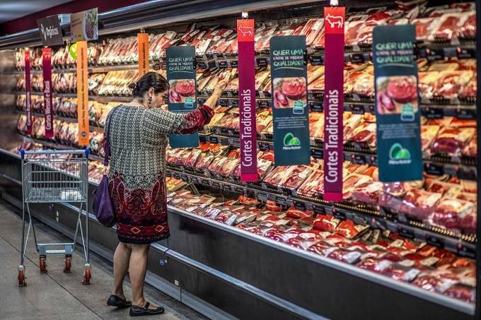 Pesquisa EXAME/IDEIA - Mais pobres sentem a inflação nos alimentos, e ricos nos combustíveis