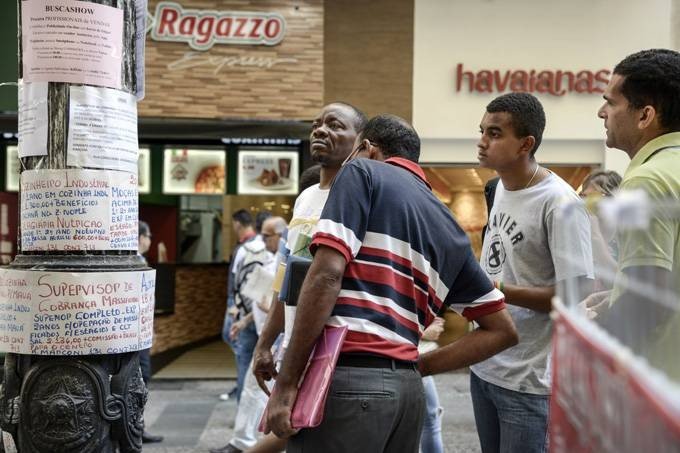 Faltou emprego para 26,5 milhões de pessoas em 2017, diz IBGE