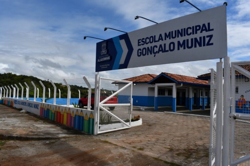 Prefeitura reinaugura mais uma escola da zona rural completamente requalificada