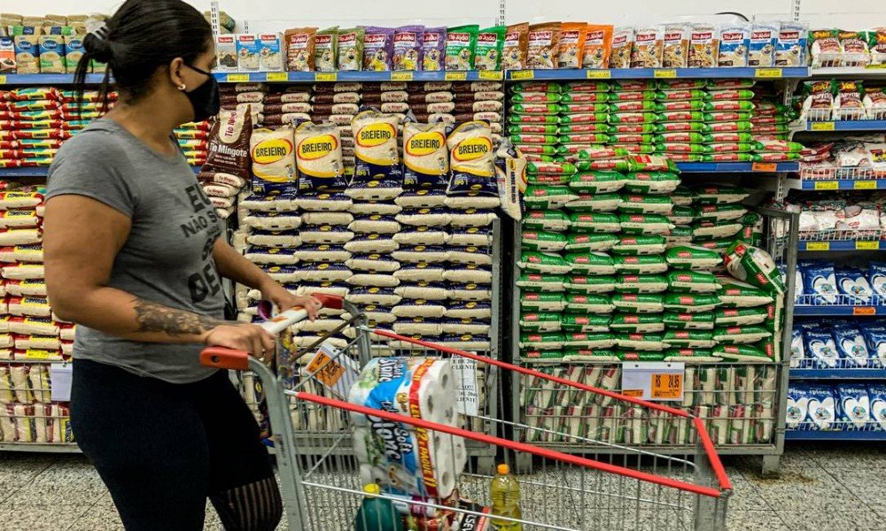Com inflação, 70% dos trabalhadores ganham menos hoje que há dois anos