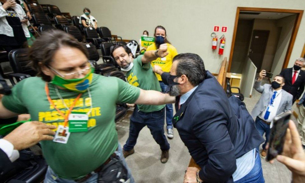 Bolsonaristas fazem ofensiva para tentar barrar exigência de vacina: já foram apresentados 29 projetos de lei contra medida