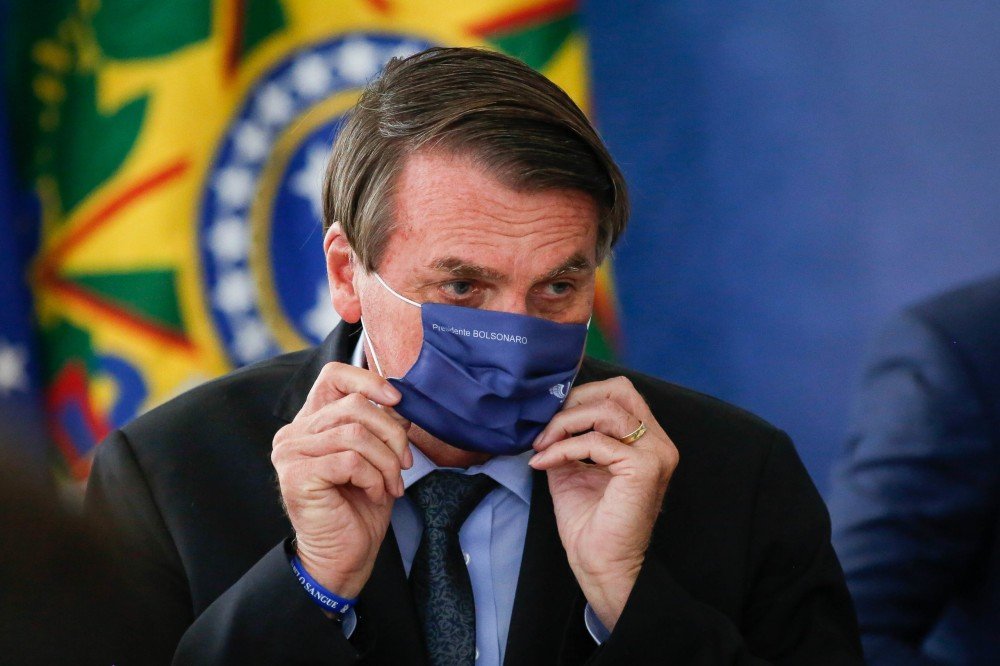 Bolsonaro é detonado nas redes por se vitimizar e tentar fazer uso político da morte de Marília Mendonça