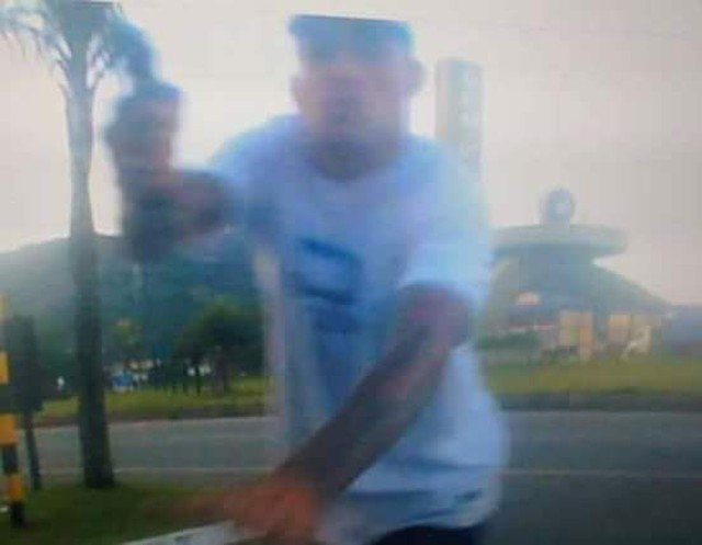 Vítima sob mira de arma faz foto de bandido durante assalto em SP