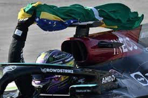 F1: Hamilton leva Interlagos à loucura ao repetir gesto de Senna (vídeo)