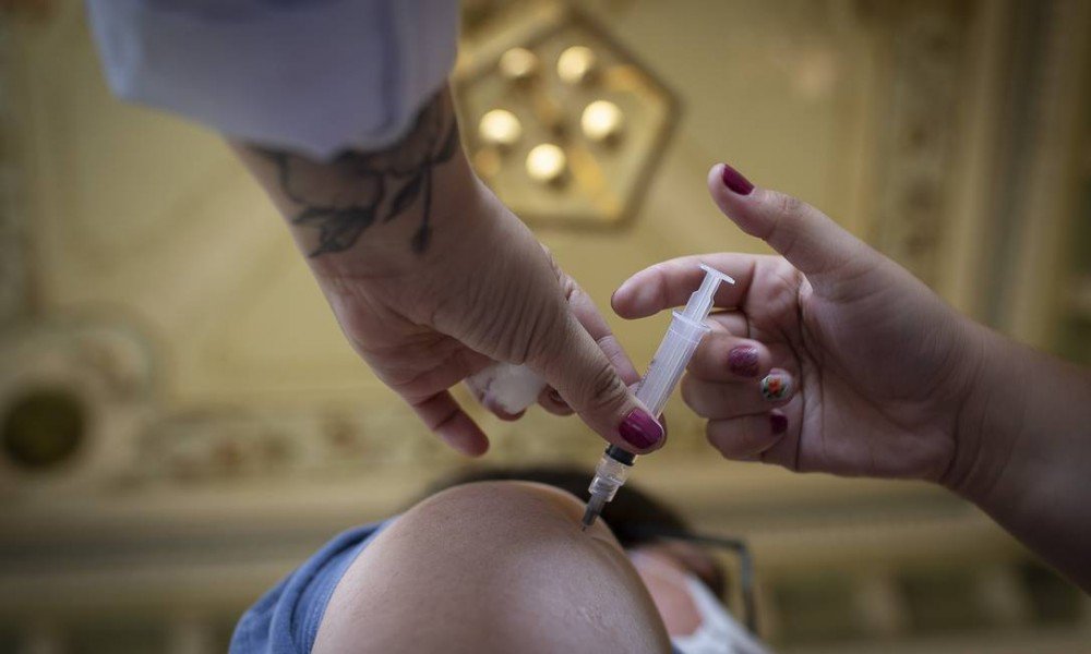 Covid-19: Ministério da Saúde reduzirá intervalo de dose de reforço