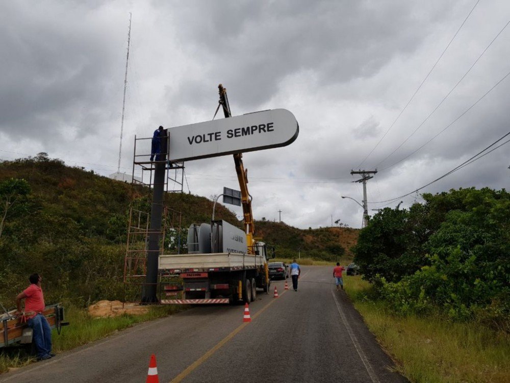Prefeitura de Alagoinhas instala pórticos para sinalização nas principais vias de acesso ao município