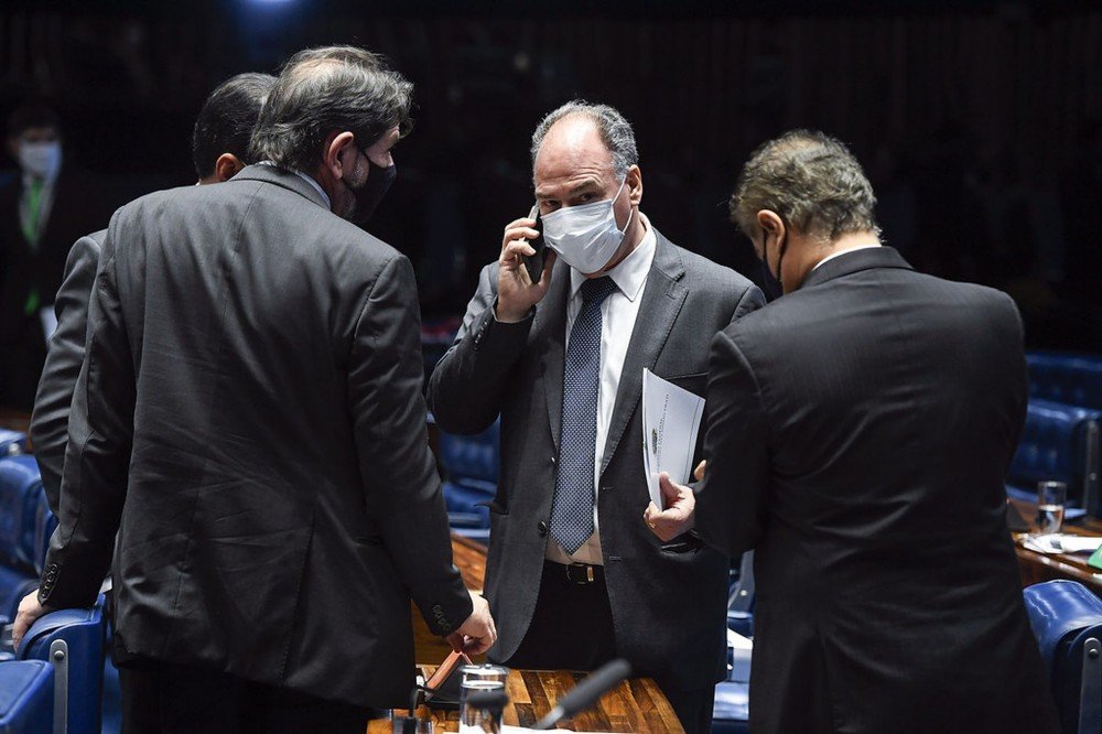 Bolsonaro ainda não tem votos no Senado para colocar de pé Auxílio Brasil