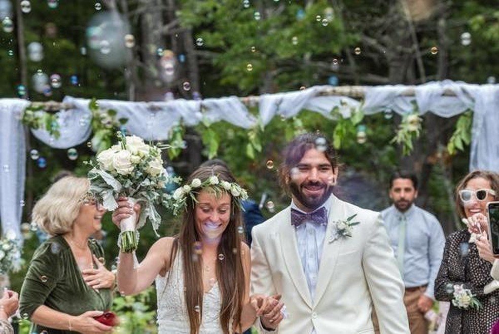 Noiva customiza vestido especial de casamento para que noivo cego possa 'enxergar'