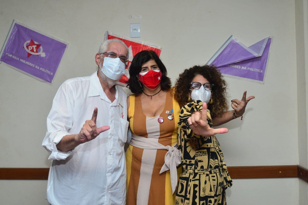 Com a presença de dirigentes e parlamentares, profissionais do coletivo “Médicos pela Democracia” se filiam ao PT Bahia