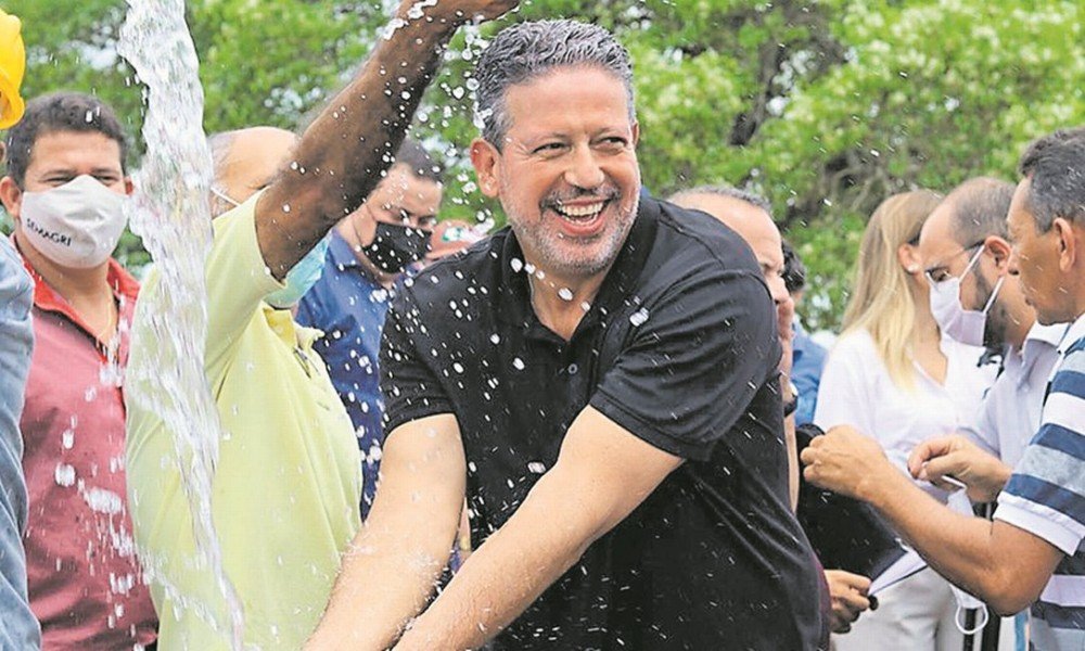 Lira usa verbas do orçamento secreto para beneficiar prefeitos aliados