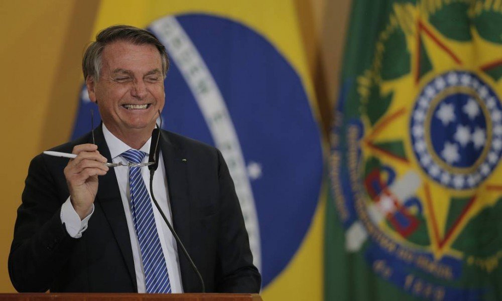 Bolsonaro diz que pretende participar de debates em 2022, mas restringe perguntas sobre família e amigos