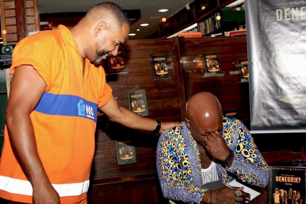 No lançamento do livro de Thiago Thomé, no Leblon, o gari Leandro fez o autor chorar