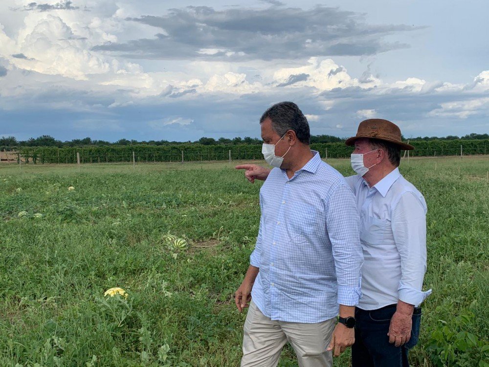 Em Barra, Governador Rui Costa visita projeto da Fazenda Escola Modelo com Leão