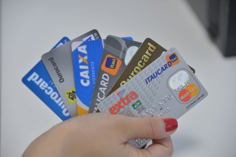 Brasileiro nunca usou tanto o rotativo do cartão de crédito: recorde de R$ 21,6 bi em outubro aponta inadimplência