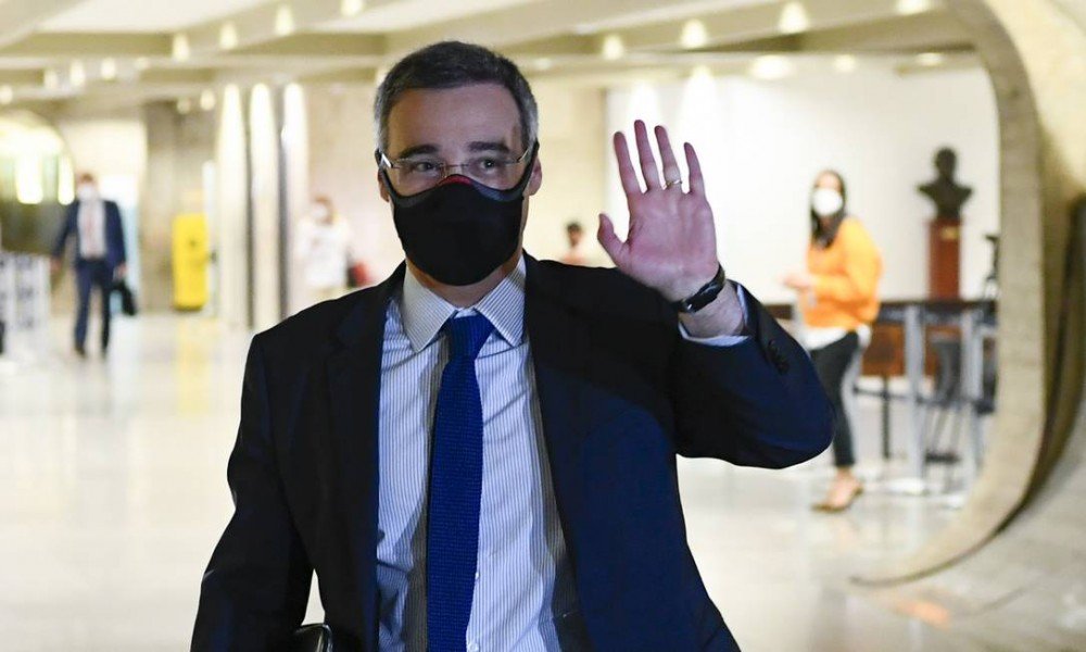 Nova tensão entre STF e Bolsonaro antecede posse de Mendonça