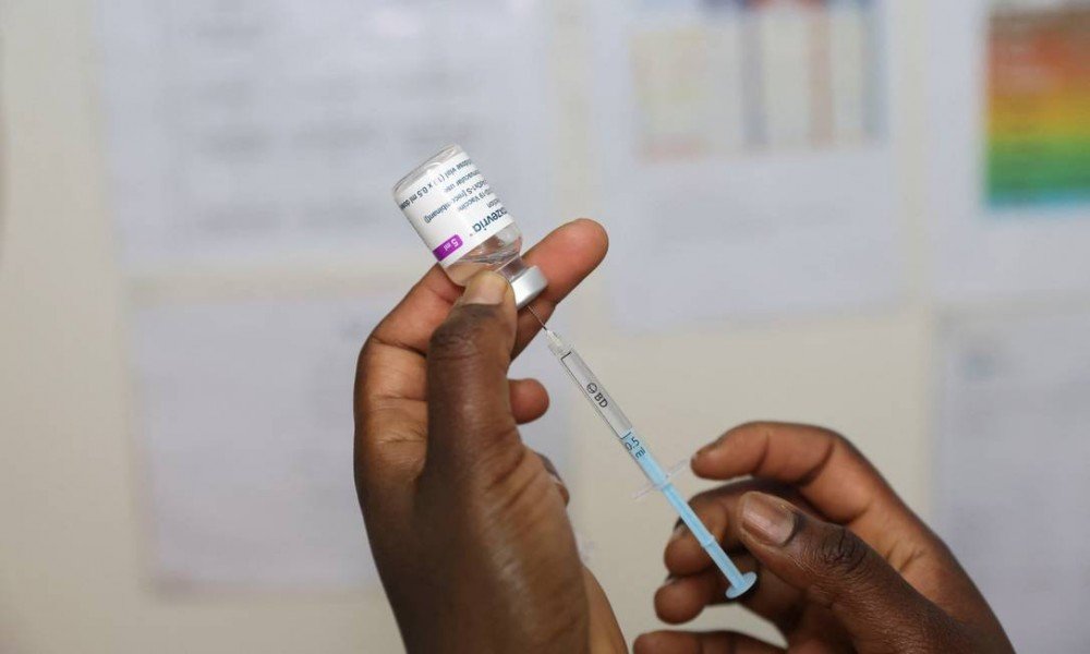 Duas doses das vacinas da AstraZeneca e da Pfizer não induzem níveis suficientes de anticorpos neutralizantes contra a Ômicron, diz estudo inédito