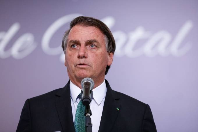 Passaporte da vacina: se Bolsonaro viajar, pode voltar ao Brasil?