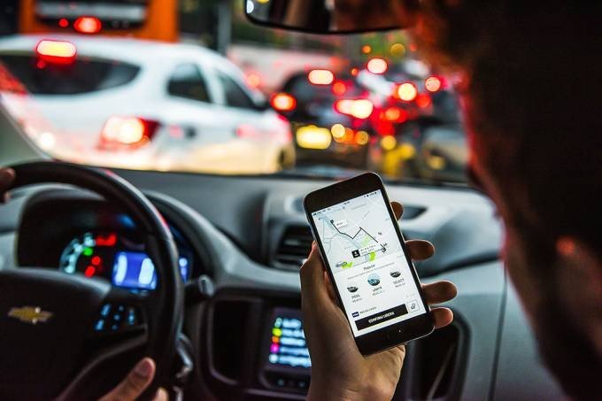 Motorista tem vínculo de empregado com Uber, indica maioria do TST
