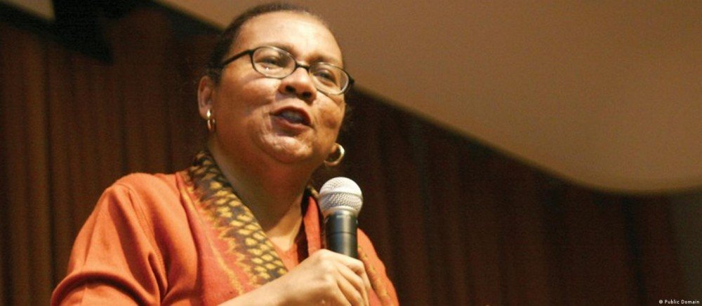 Morre bell hooks, pioneira do feminismo afro-americano
