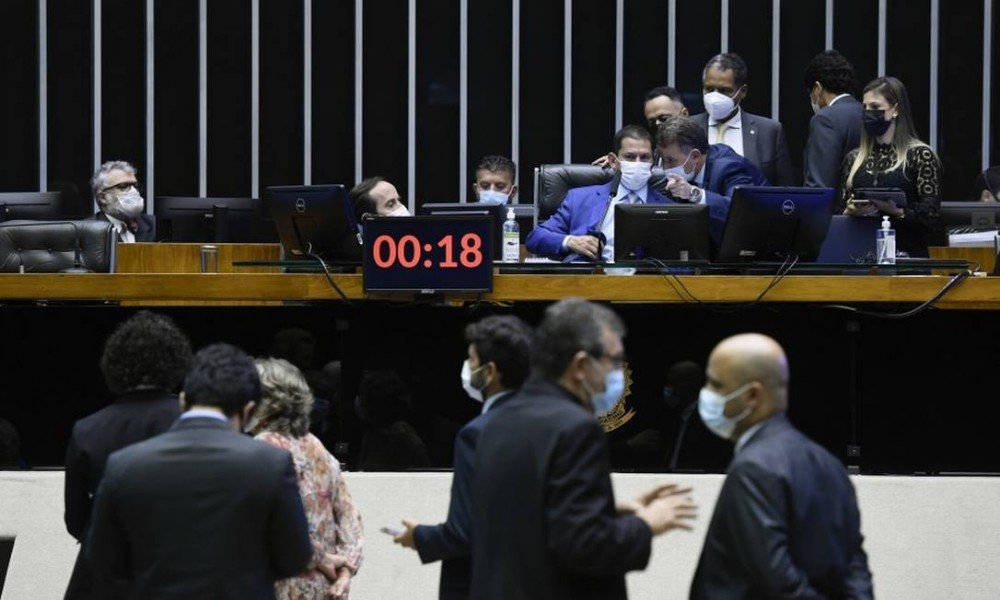 Centrão e parte da oposição se unem para garantir fundo eleitoral de R$ 5,7 bilhões. Veja como votou cada partido